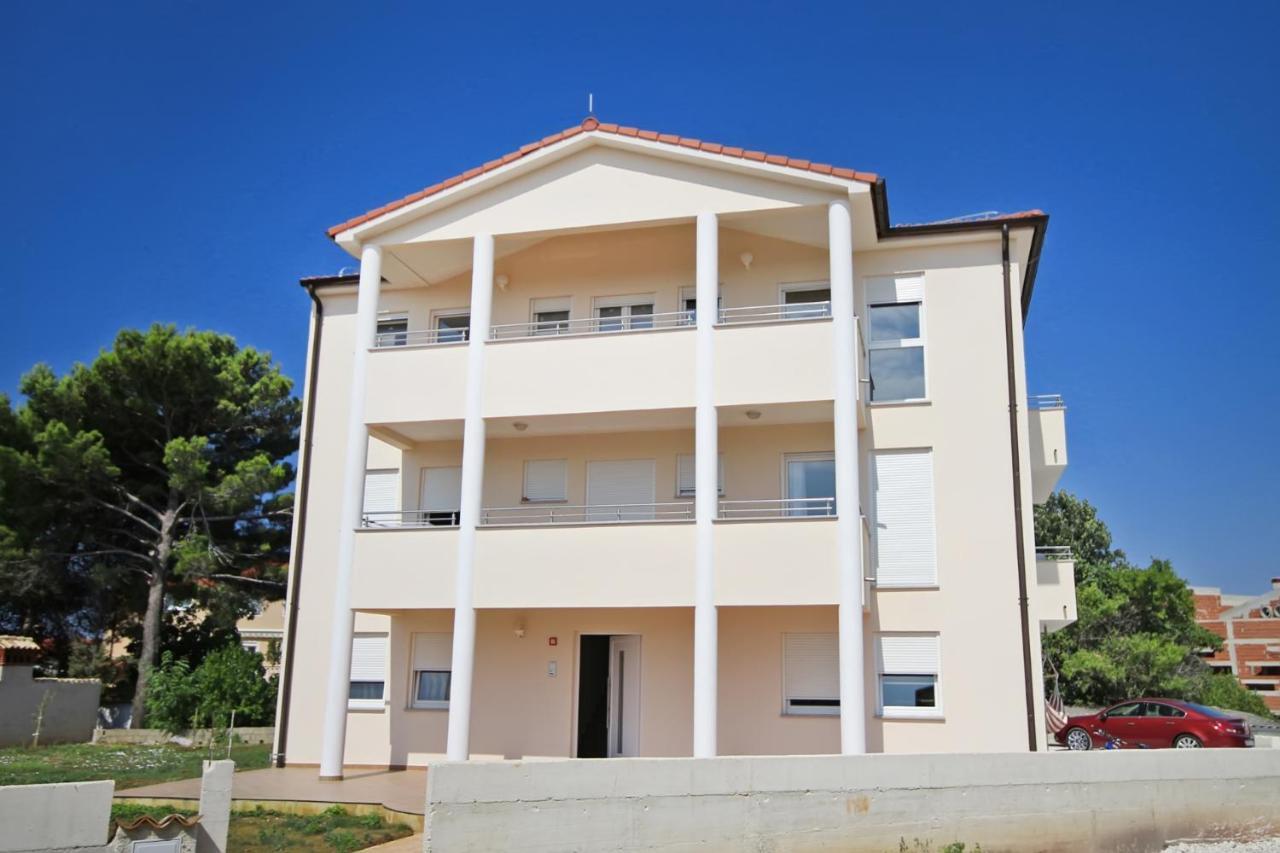 Loren - Mali - Second Floor Apartment *